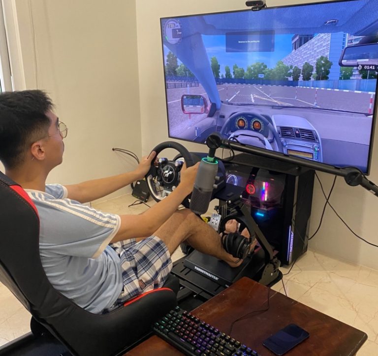 Buồng ghế mô phỏng lái xe khách online tại nhà của PewPew với ghế TechLife APC Racing GY033.